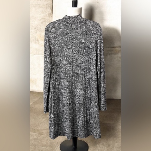 Forever 21 Dresses & Skirts - Forever 21 Long Sleeve Black and White Knit Dress/MEDIUM